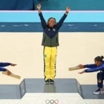 Simone Beil se arrodilla ante Rebeca Andrade